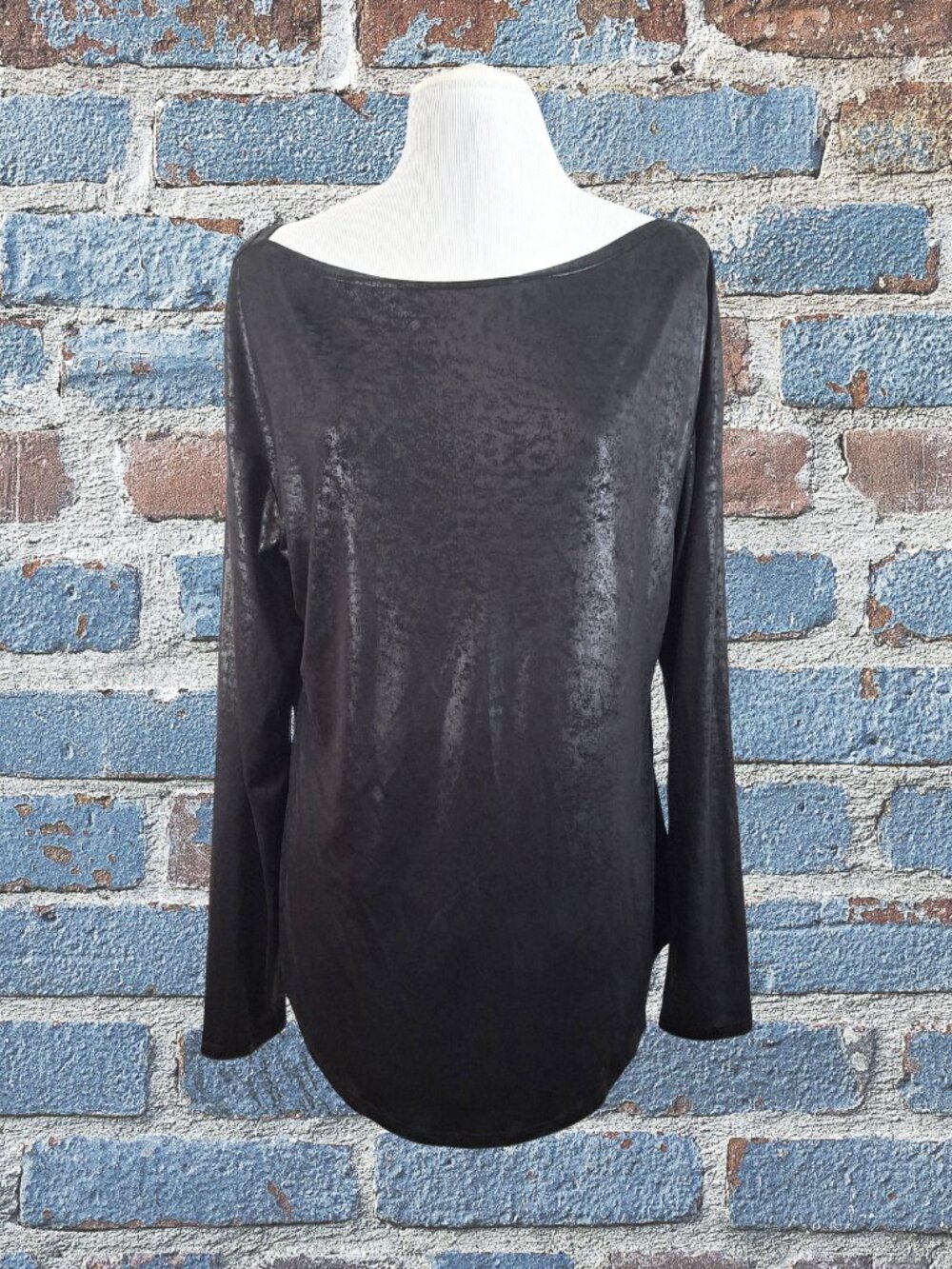 Bisou Bisou XL Ladies Black Shiny Top Long Sleeves Stretchy Material